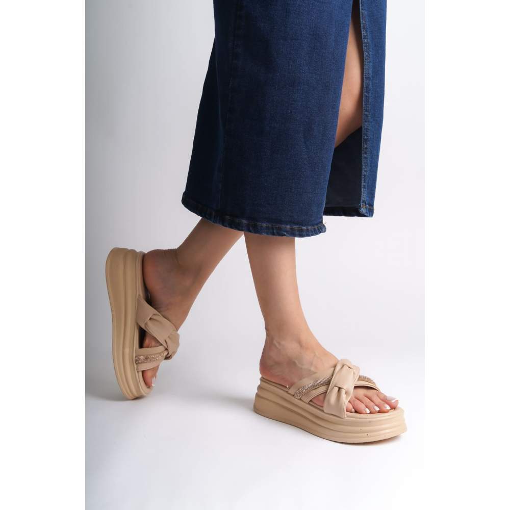 Lisinya948 Düz Topuklu Kurdele Desenli Taşlı Kalın ve Ortopedik Taban Kadın Terlik TT Ten Lisinya948 Düz Topuklu Kurdele Desenli Taşlı Kalın ve Ortopedik Taban Kadın Terlik TT Ten