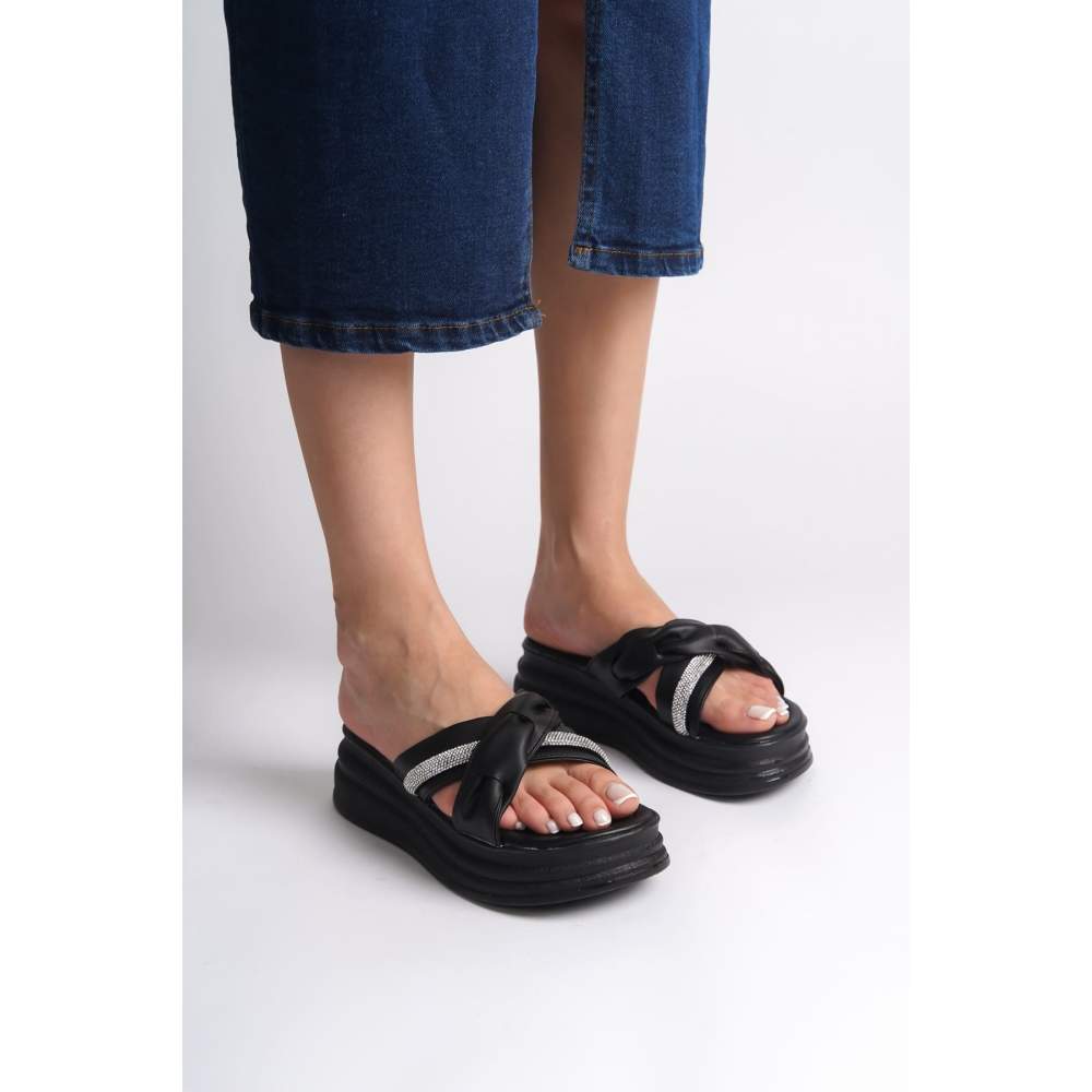 Lisinya948 Düz Topuklu Kurdele Desenli Taşlı Kalın ve Ortopedik Taban Kadın Terlik ST Siyah Lisinya948 Düz Topuklu Kurdele Desenli Taşlı Kalın ve Ortopedik Taban Kadın Terlik ST Siyah