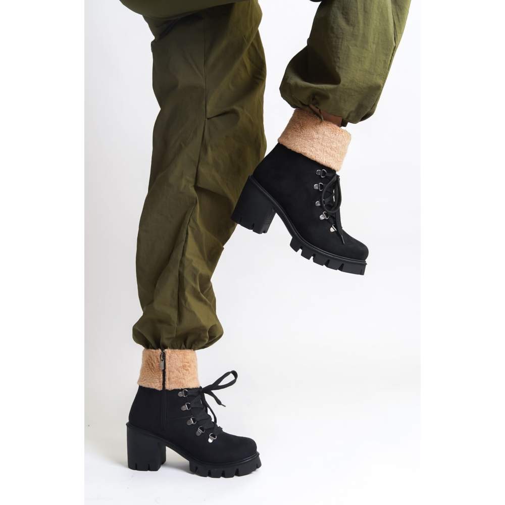 Lisinya948 Bağcıklı Fermuarlı Ortopedik Taban Topuklu Kürk Detaylı Süet Kadın Bot ST Siyah Lisinya948 Bağcıklı Fermuarlı Ortopedik Taban Topuklu Kürk Detaylı Süet Kadın Bot ST Siyah