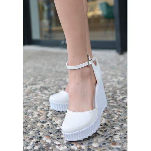 Beyaz Rugan Dolgu Topuk Ayakkabı