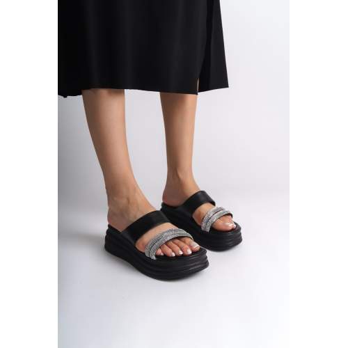 Lisinya948 Düz Topuklu Taşlı Şeritli Kalın ve Ortopedik Taban Kadın Terlik ST Siyah Lisinya948 Düz Topuklu Taşlı Şeritli Kalın ve Ortopedik Taban Kadın Terlik ST Siyah