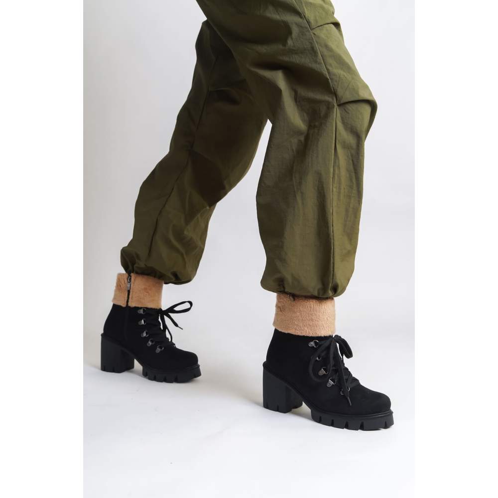 Lisinya948 Bağcıklı Fermuarlı Ortopedik Taban Topuklu Kürk Detaylı Süet Kadın Bot ST Siyah Lisinya948 Bağcıklı Fermuarlı Ortopedik Taban Topuklu Kürk Detaylı Süet Kadın Bot ST Siyah