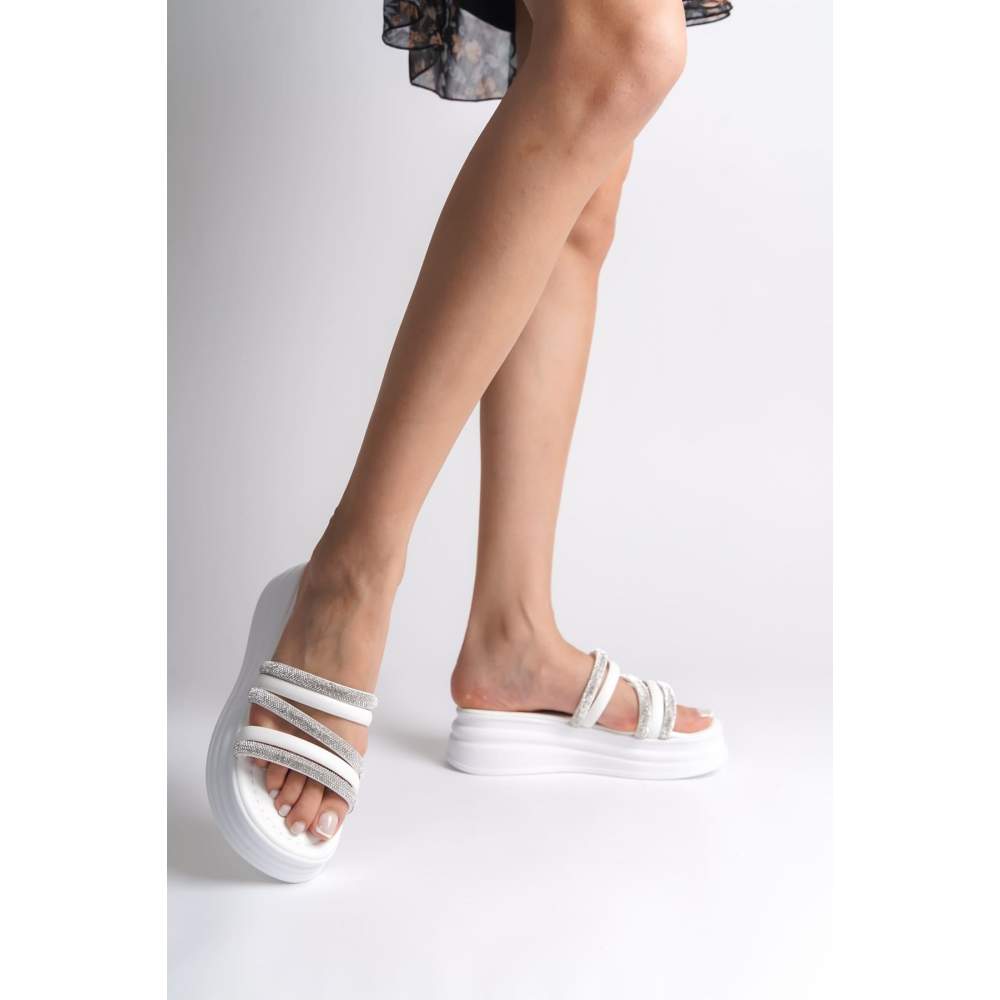 Lisinya948 Düz Topuklu Şeritli Taşlı Kalın ve Ortopedik Taban Kadın Terlik BT Beyaz Lisinya948 Düz Topuklu Şeritli Taşlı Kalın ve Ortopedik Taban Kadın Terlik BT Beyaz