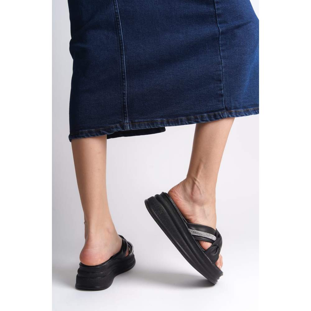 Lisinya948 Düz Topuklu Kurdele Desenli Taşlı Kalın ve Ortopedik Taban Kadın Terlik ST Siyah Lisinya948 Düz Topuklu Kurdele Desenli Taşlı Kalın ve Ortopedik Taban Kadın Terlik ST Siyah