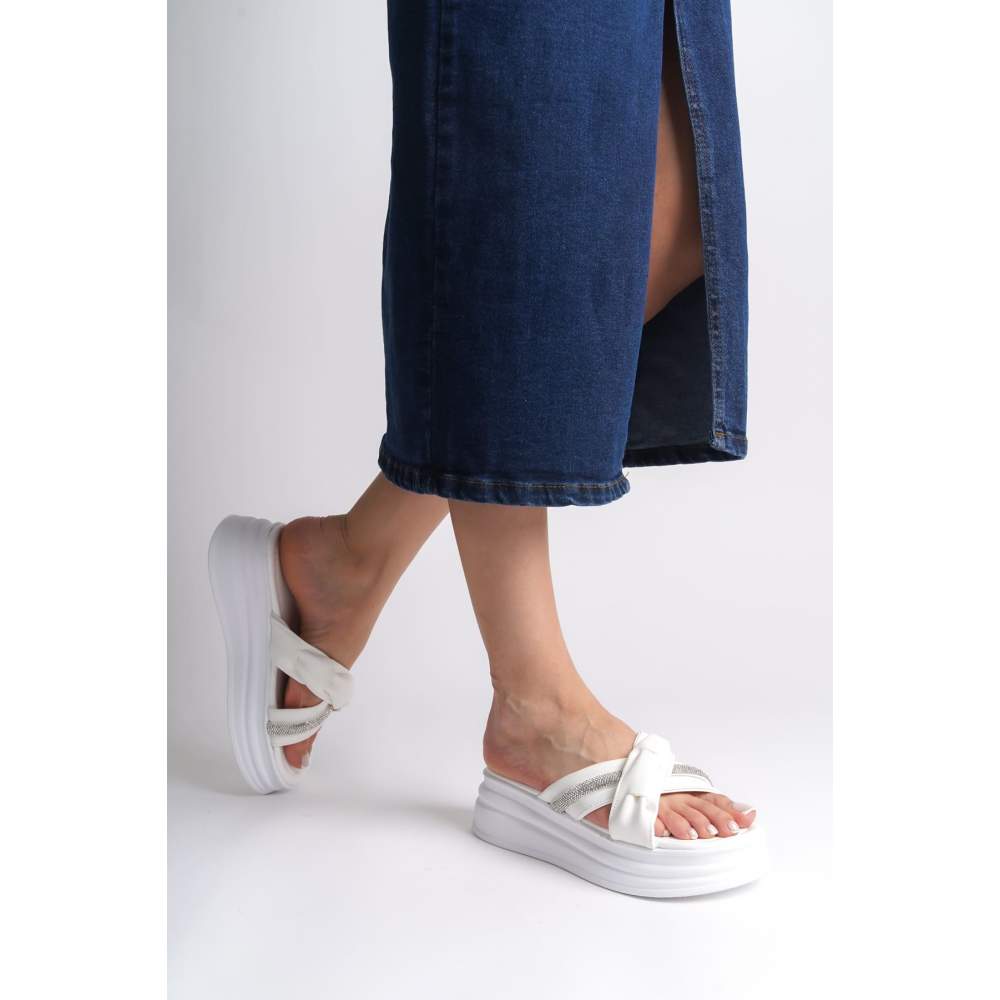 Lisinya948 Düz Topuklu Kurdele Desenli Taşlı Kalın ve Ortopedik Taban Kadın Terlik BT Beyaz Lisinya948 Düz Topuklu Kurdele Desenli Taşlı Kalın ve Ortopedik Taban Kadın Terlik BT Beyaz