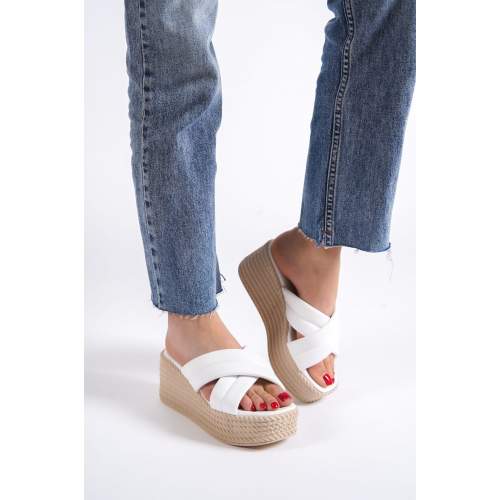 Lisinya948 Dolgu Topuklu Ortopedik Taban Hasır Görünümlü Kadın Terlik KT Beyaz Lisinya948 Dolgu Topuklu Ortopedik Taban Hasır Görünümlü Kadın Terlik KT Beyaz