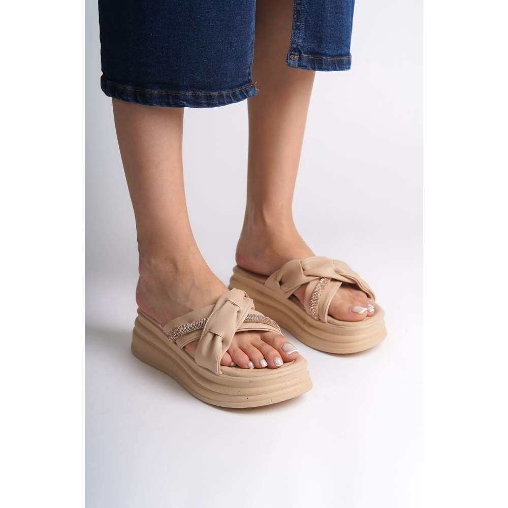 Lisinya948 Düz Topuklu Kurdele Desenli Taşlı Kalın ve Ortopedik Taban Kadın Terlik TT Ten Lisinya948 Düz Topuklu Kurdele Desenli Taşlı Kalın ve Ortopedik Taban Kadın Terlik TT Ten