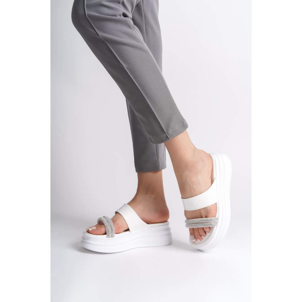 Lisinya948 Düz Topuklu Taşlı Şeritli Kalın ve Ortopedik Taban Kadın Terlik BT Beyaz Lisinya948 Düz Topuklu Taşlı Şeritli Kalın ve Ortopedik Taban Kadın Terlik BT Beyaz