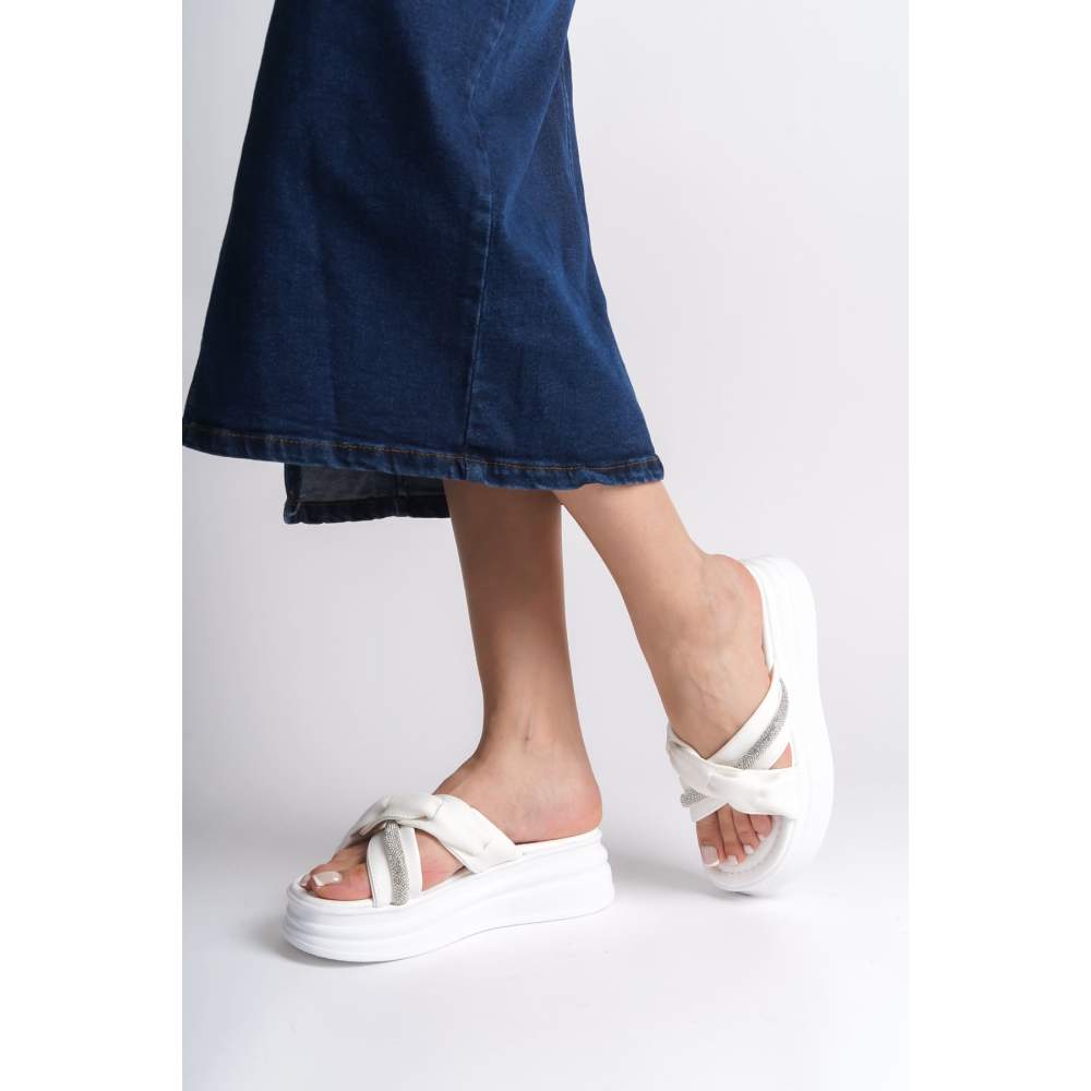 Lisinya948 Düz Topuklu Kurdele Desenli Taşlı Kalın ve Ortopedik Taban Kadın Terlik BT Beyaz Lisinya948 Düz Topuklu Kurdele Desenli Taşlı Kalın ve Ortopedik Taban Kadın Terlik BT Beyaz