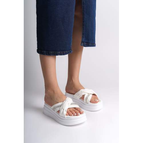 Lisinya948 Düz Topuklu Kurdele Desenli Taşlı Kalın ve Ortopedik Taban Kadın Terlik BT Beyaz Lisinya948 Düz Topuklu Kurdele Desenli Taşlı Kalın ve Ortopedik Taban Kadın Terlik BT Beyaz