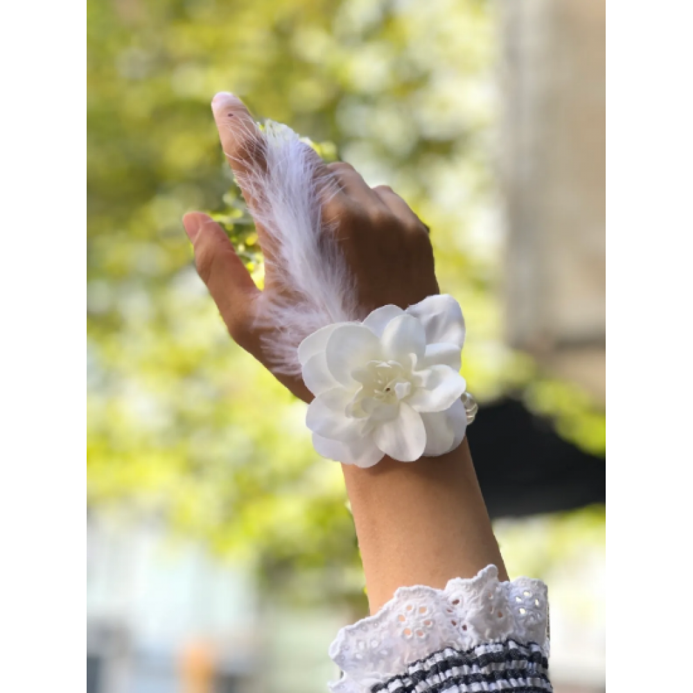 Bride to be Nedime Gelin Bilekliği Tüy ve İnci Boncuk Detaylı Beyaz Renkli Bekarlığa Veda Partisi Bilekliği 10 Adet Bride to be Nedime Gelin Bilekliği Tüy ve İnci Boncuk Detaylı Beyaz Renkli Bekarlığa Veda Partisi Bilekliği 10 Adet