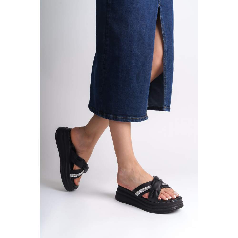 Lisinya948 Düz Topuklu Kurdele Desenli Taşlı Kalın ve Ortopedik Taban Kadın Terlik ST Siyah Lisinya948 Düz Topuklu Kurdele Desenli Taşlı Kalın ve Ortopedik Taban Kadın Terlik ST Siyah