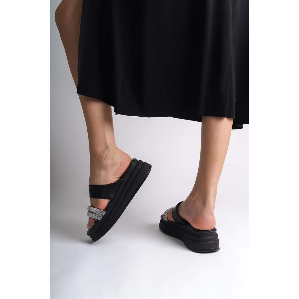 Lisinya948 Düz Topuklu Taşlı Şeritli Kalın ve Ortopedik Taban Kadın Terlik ST Siyah Lisinya948 Düz Topuklu Taşlı Şeritli Kalın ve Ortopedik Taban Kadın Terlik ST Siyah